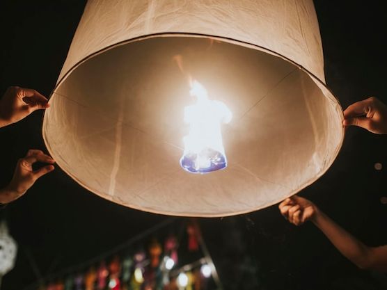 Jak wybrać ręcznie wykonane lampy do salonu – praktyczny przewodnik