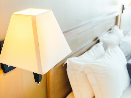 Poradnik: Jak wybrać idealne lampki nocne drewniane do sypialni?
